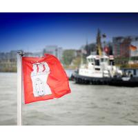 3535_0757 Hamburgflagge im Wind - Schlepper vor Hamburg Altona. | Flaggen und Wappen in der Hansestadt Hamburg